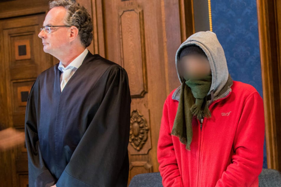 Der Angeklagte (rechts) steht zum Prozessbeginn neben seinem Anwalt Matthias Macht.