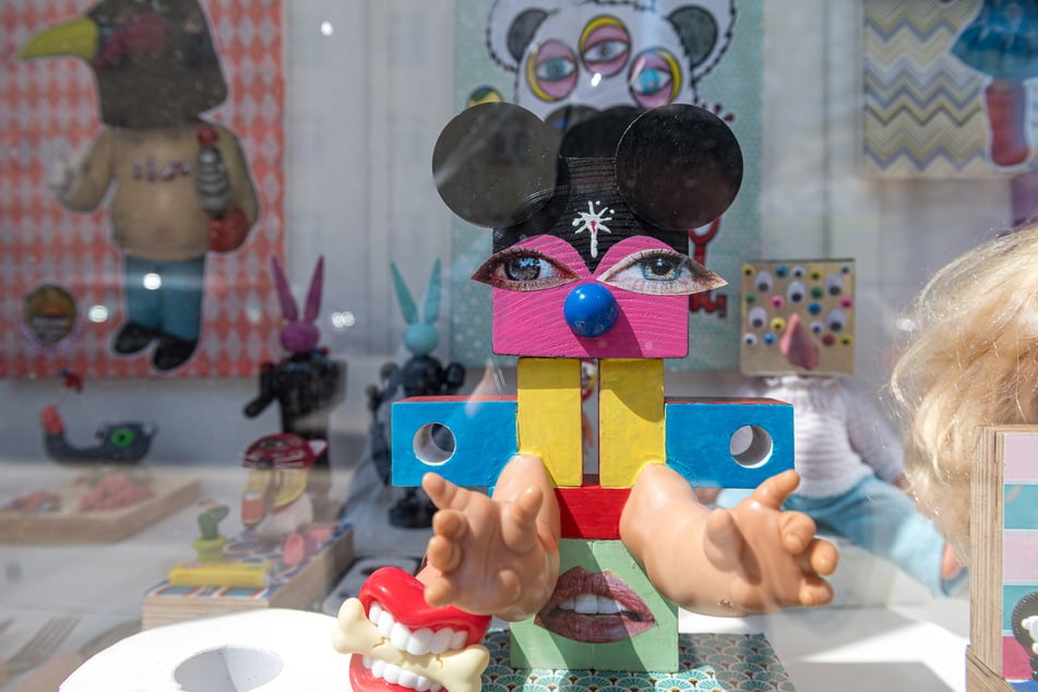 Blick in die Schaufenster-Ausstellung auf der Johann-Meyer-Straße in der Neustadt.