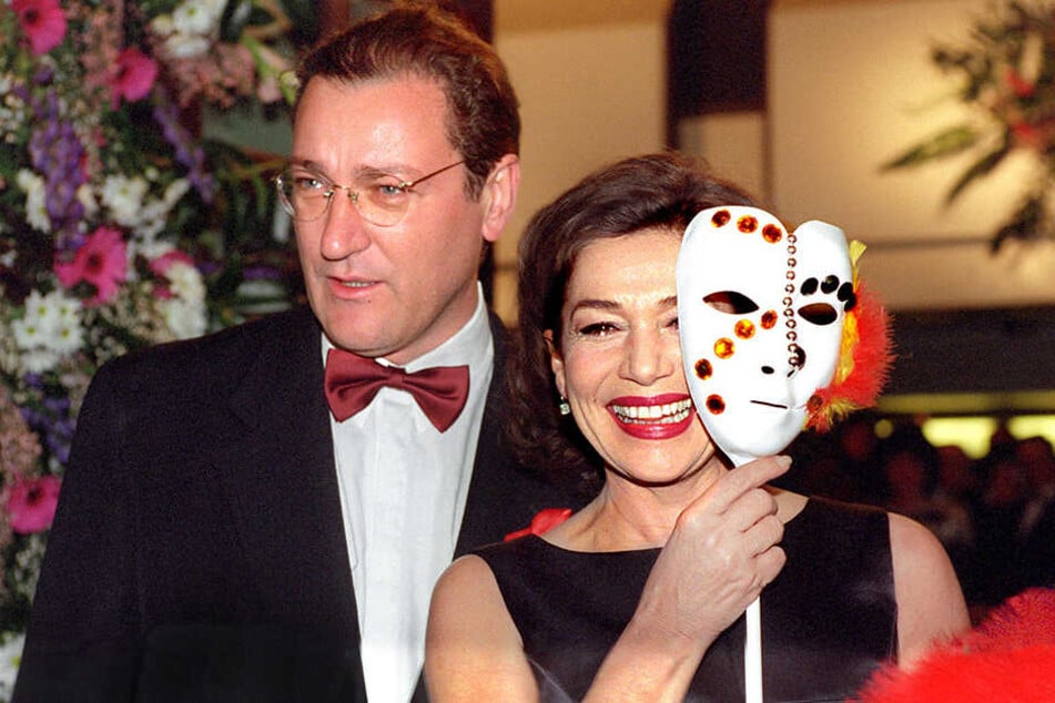 13.02.1999: Hannelore Elsner trifft mit ihrem damaligen Mann, Uwe Carstensen, zum 17. Frankfurter Opernball ein.