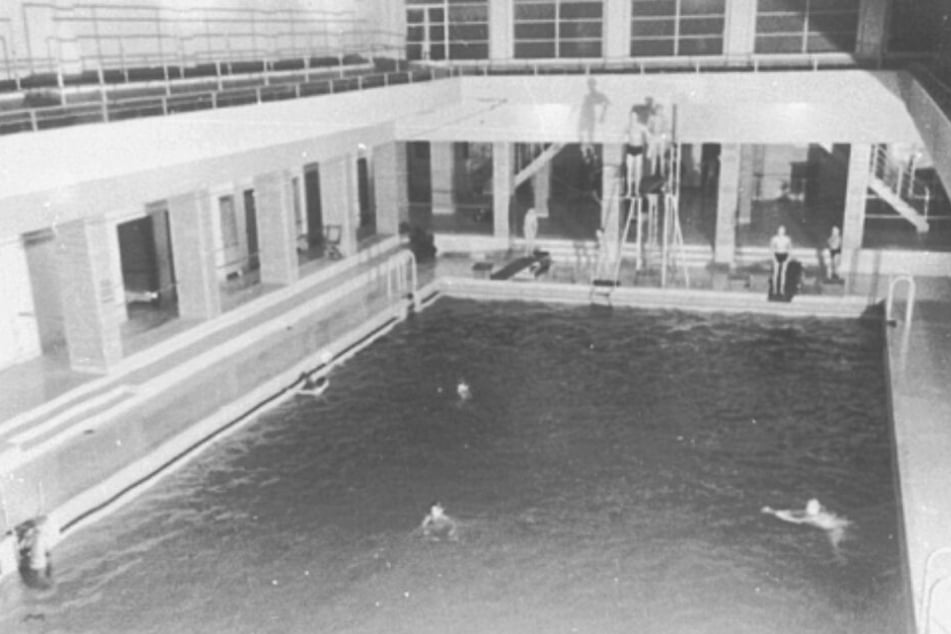 Schon Ende der 20er Jahre tummelten sich die Sachsen vergnügt im Bad. Tausende Dresdner erlernten in diesem Becken das Schwimmen.