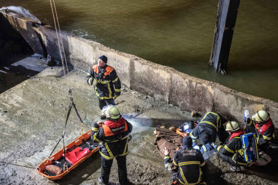 Die Feuerwehr rettet einen Verletzten per Drehleiter vom Deck des Schiffes.