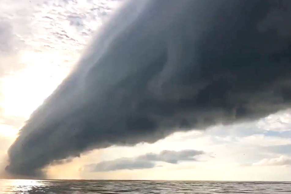 Tornado im Anmarsch? Mega-Wolke versetzt Strand-Besucher in Panik!