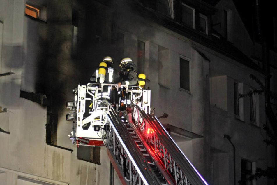 Die Feuerwehr ist bei einem Brand in einem Wohnhaus im Einsatz.