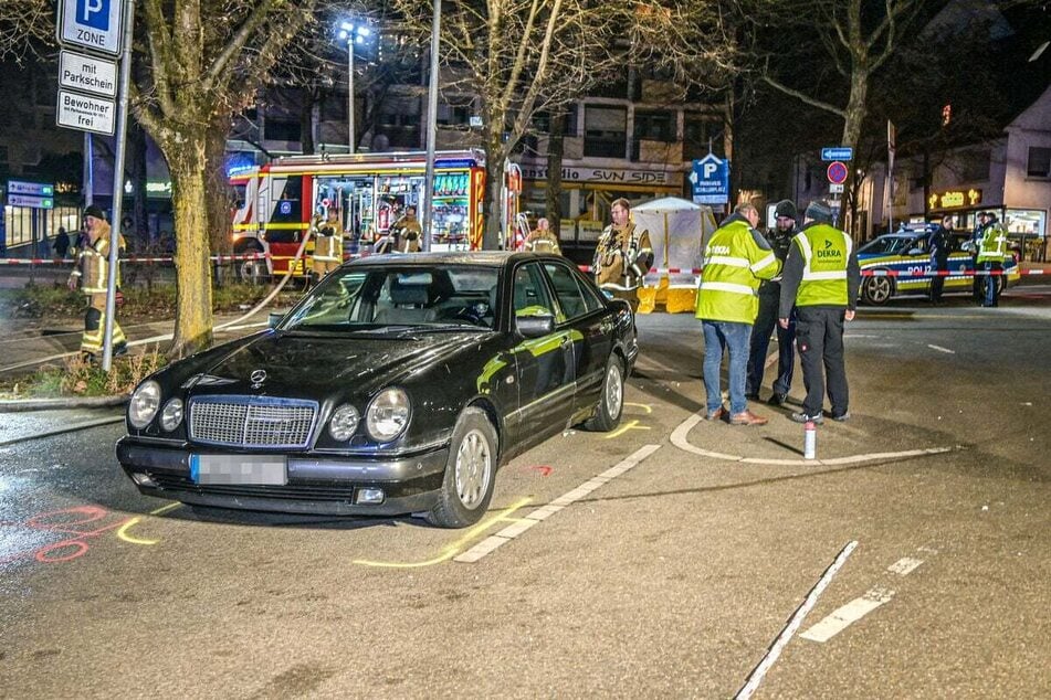 Zeugen sollen den Unfall am Samstagabend beobachtet haben. Die Polizei sperrte den Ort des Geschehens zeitweise ab.