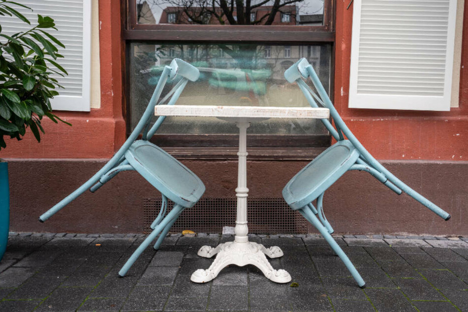 Zwei an einen Tisch gekippte Caféstühle auf dem Offenbacher Marktplatz im vergangenen März.
