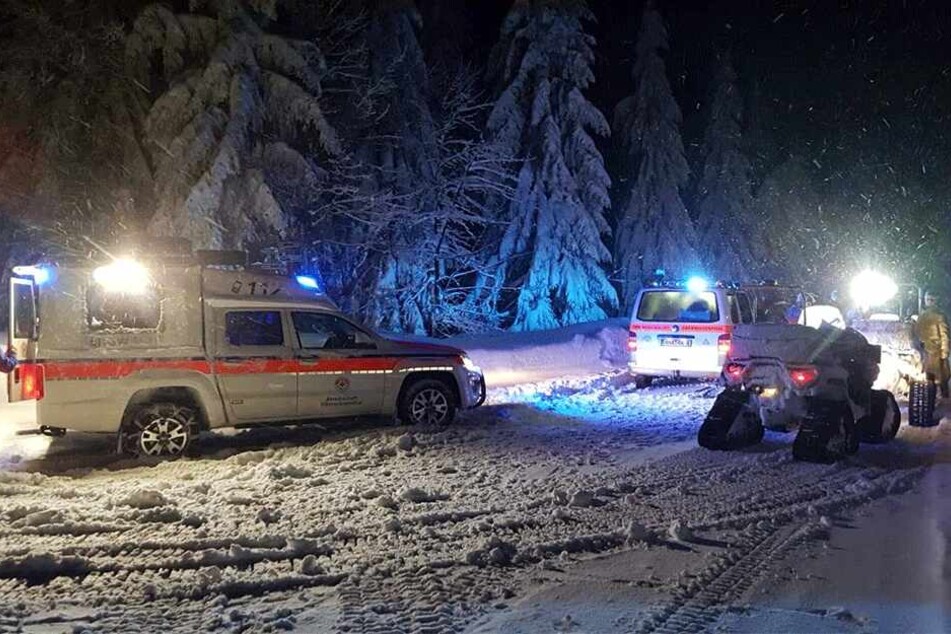 In Oberwiesenthal musste die Bergwacht mit schwerer Technik ausrücken, um sechs Wanderer aus dem Tiefschnee zu befreien.