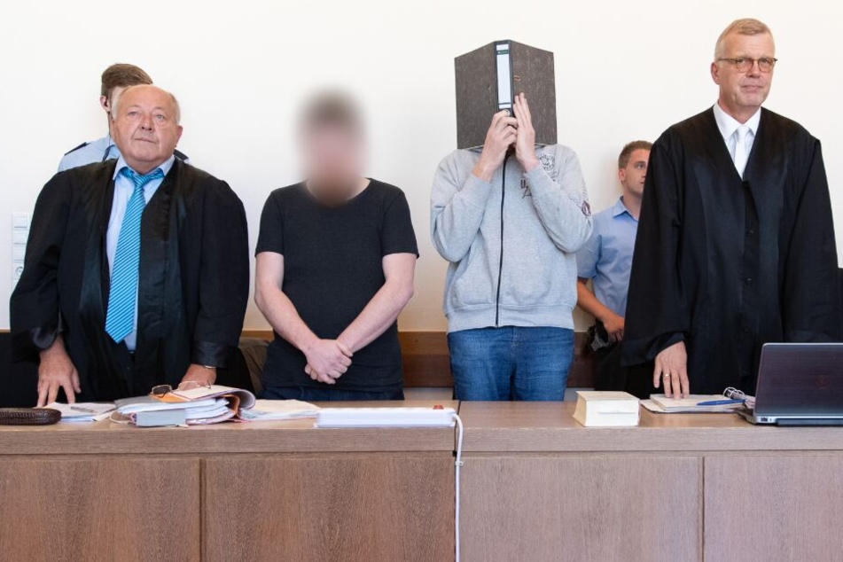 Wegen mehrfachen Kindesmissbrauches müssen sich die Angeklagten (m.) verantworten.