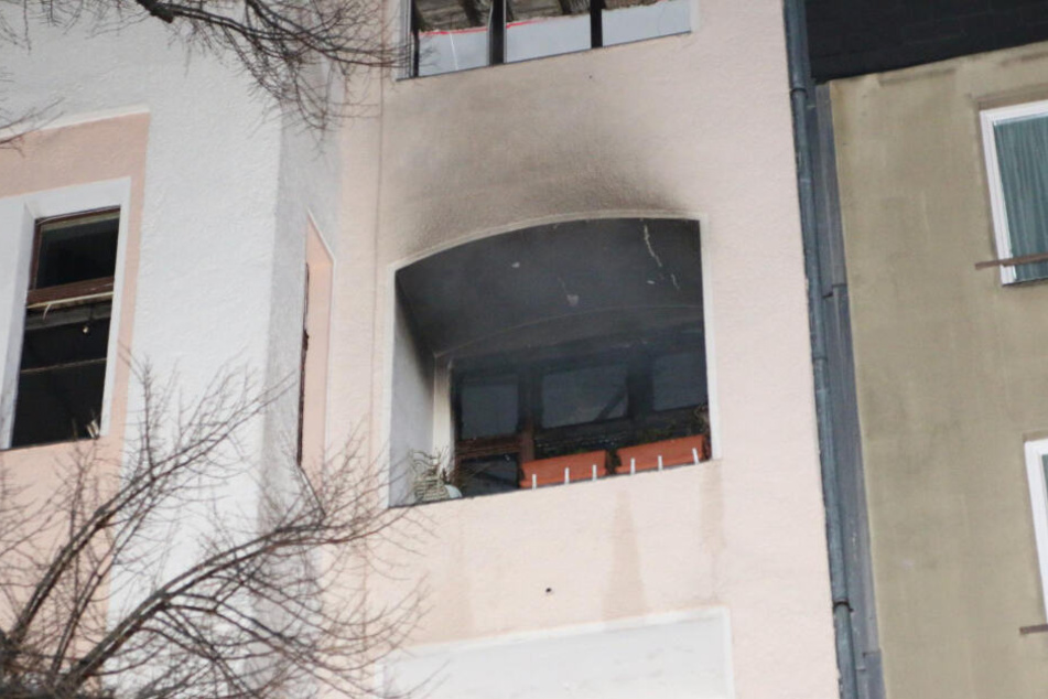 Der Balkon der Wohnung im dritten Stock ist vom Feuer sichtlich gezeichnet.