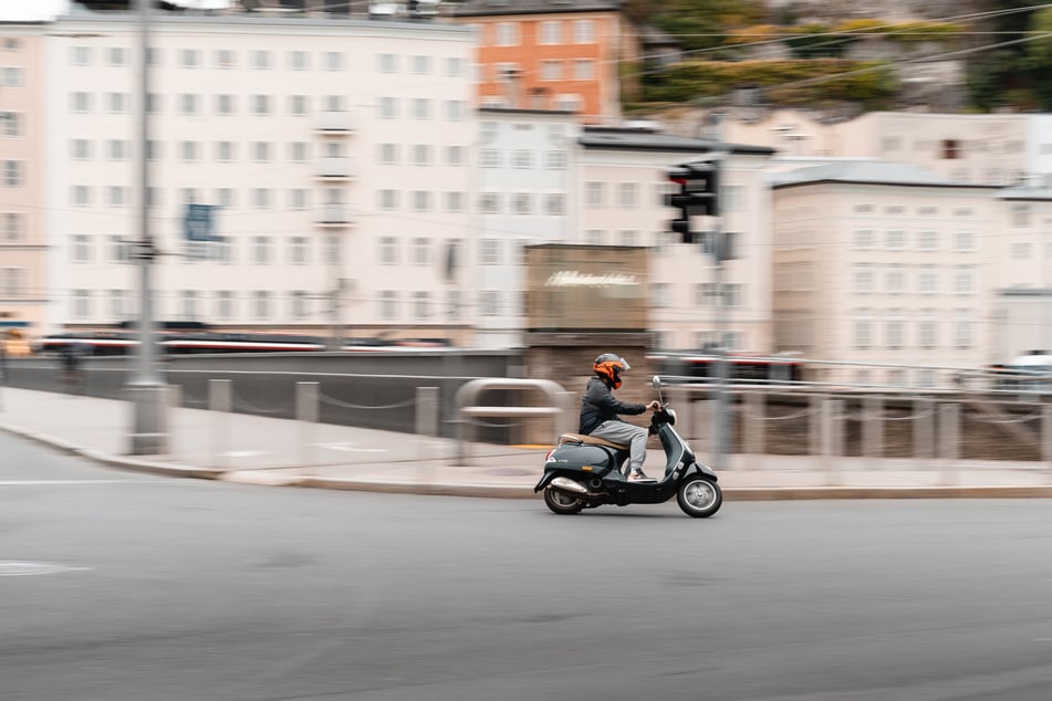 Der Mopedfahrer flüchtete vor der Polizeikontrolle. (Symbolfoto)