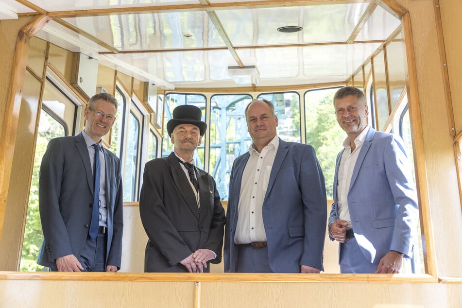 Genossen die Fahrt: DVB-Vorstand Andreas Hemmersbach (57, v.l.), DVB-Betriebsleiter Carsten Lauterbach (61), OB Dirk Hilbert (54, FDP) und DVB-Vorstand Lars Seiffert (56).