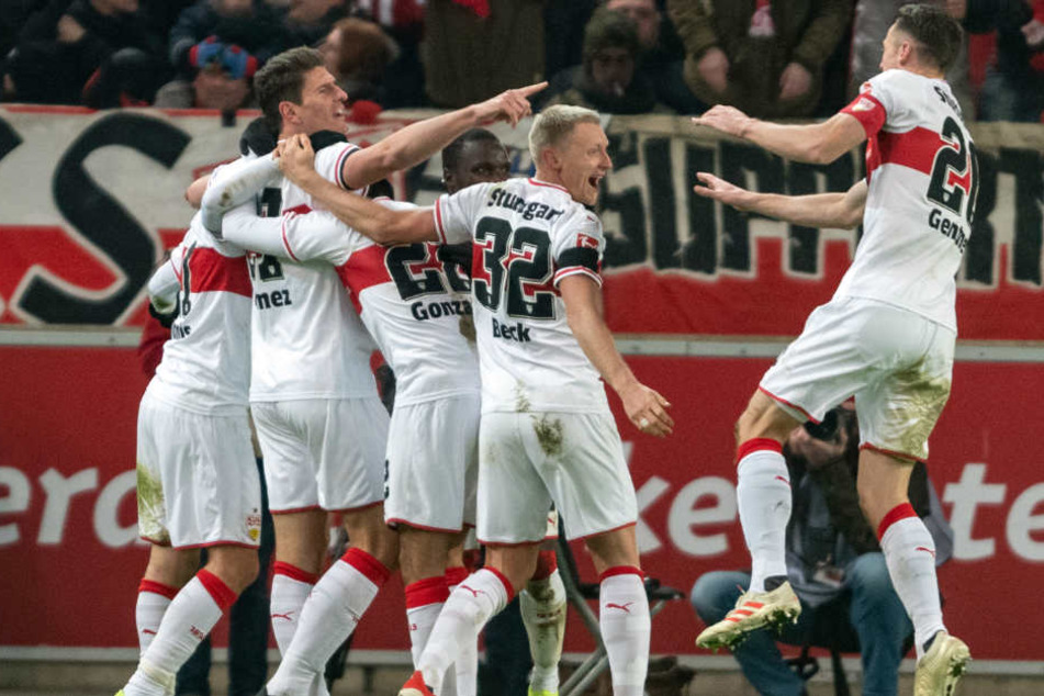 Jubel nach dem 2:1-Treffer von Mario Gomez (links). Die Freude über den Sieg währte nicht lange.