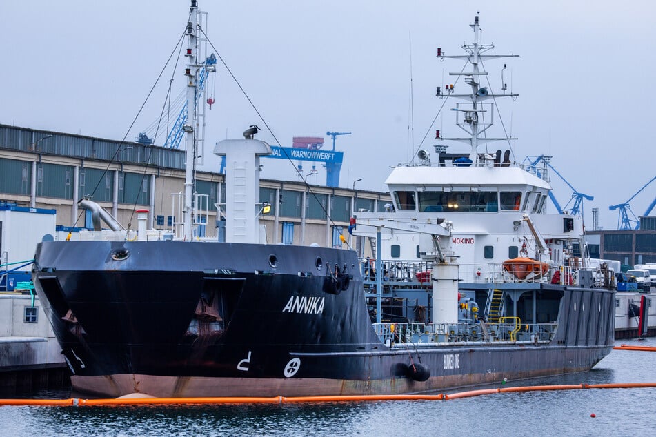 Der Öltanker fing auf der Ostsee Feuer und lag während der Löscharbeiten circa 4,5 Kilometer vor Heiligendamm vor Anker.