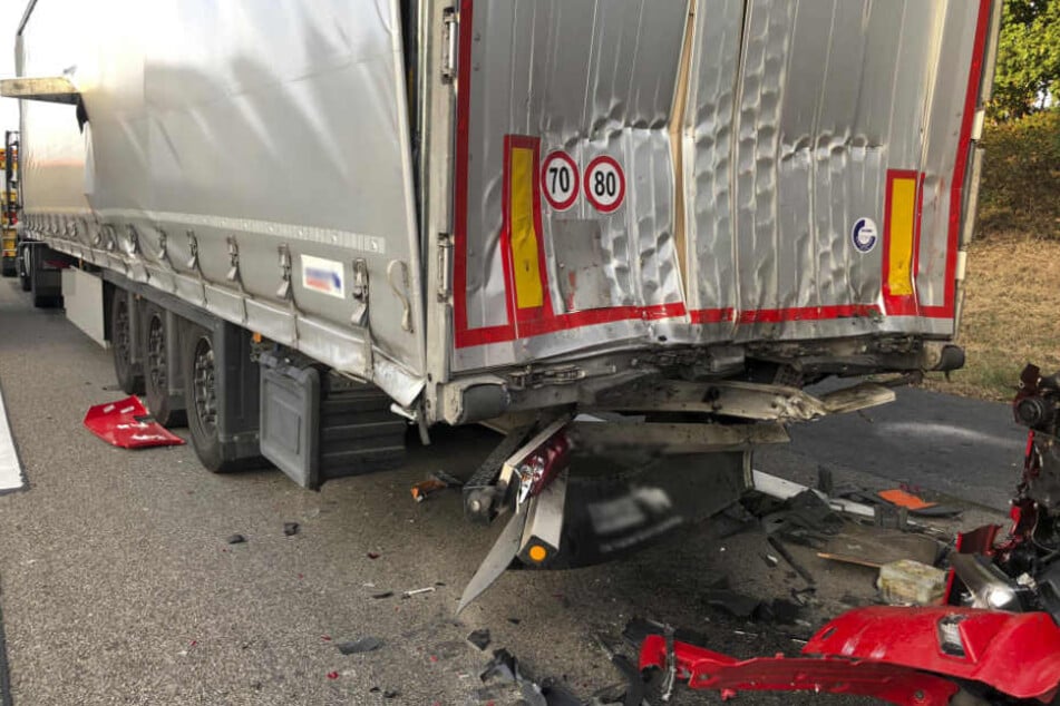 Der Gefahrgut-Laster wurde auf einen vorfahrenden Lastwagen geschoben.