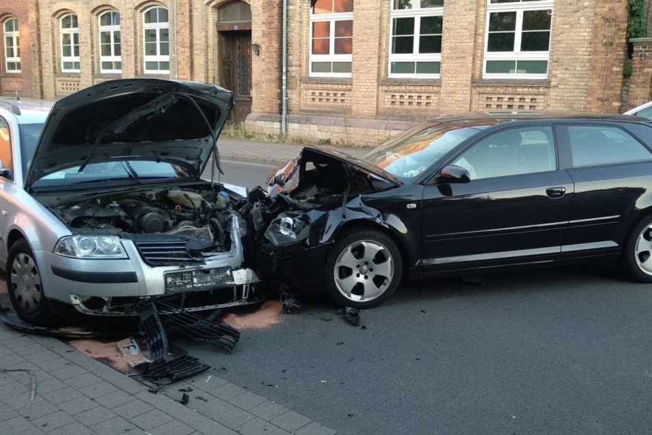 Beide Fahrer wurden bei dem Unfall verletzt.