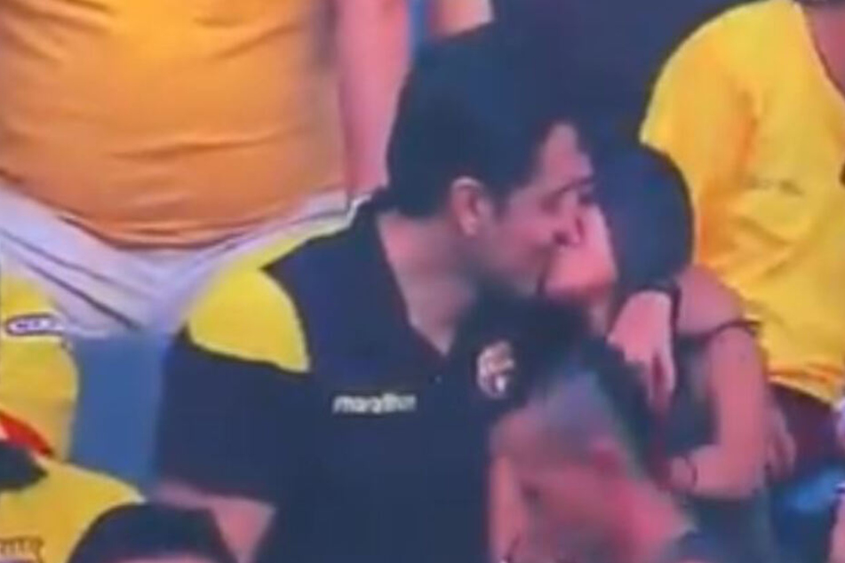 Ein Pärchen küsst sich im Stadion. Bis hierhin ist noch alles normal...