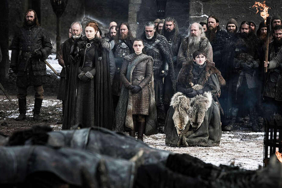 Die Starks und ihre Freunde betrauern die Toten aus der Schlacht um Winterfell.