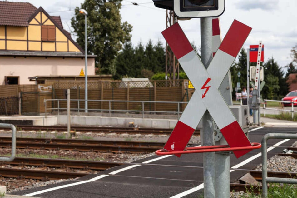 An einem unbeschrankten Bahnübergang in Bayern ist es zu einem tödlichen Zwischenfall gekommen. (Symbolbild)
