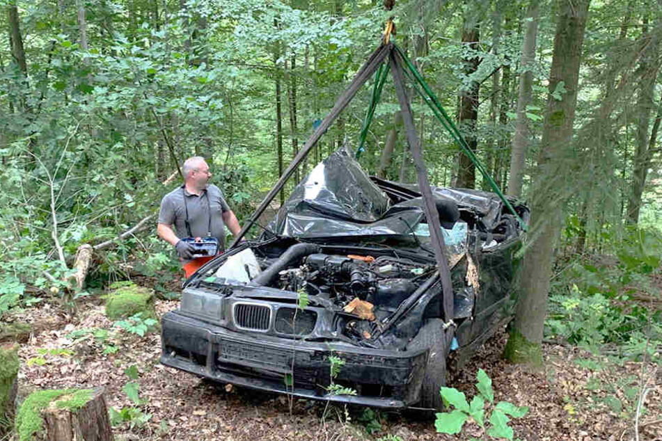 Der Abschleppdienst musste den BMW mit einem Kran bergen.