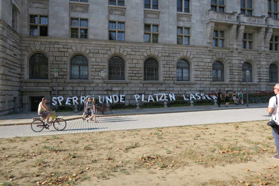 "Sperrstunde platzen lassen" - In Form von Ballons flatterte das Motto der Demonstration am Geländer vor dem Neuen Rathaus.