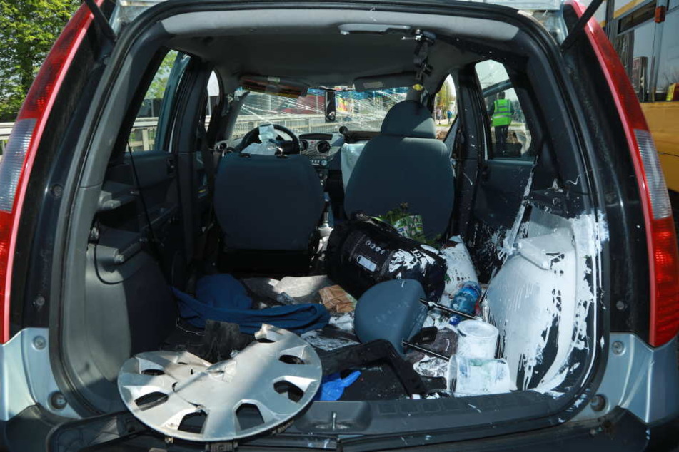 Im Kofferraum des Autos wurden durch den Aufprall ein Farbeimer zerstört.