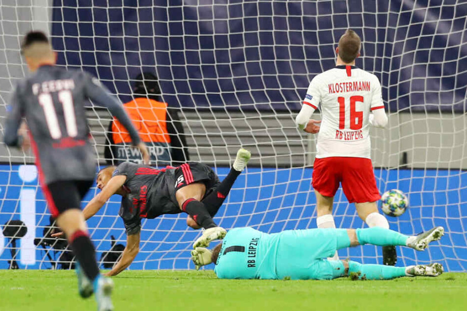 Die Leipziger Klostermann und Gulacsi (am Boden) sind geschlagen und können nur noch hinterher schauen.