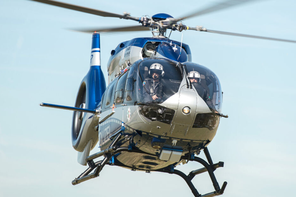 Mit einem Hubschrauber sucht die Polizei den Leipziger Süden ab. (Symbolbild)