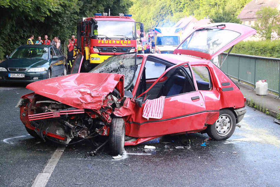Auf der Müglitztalstraße bei Dohna stießen zwei PKW frontal ineinander.