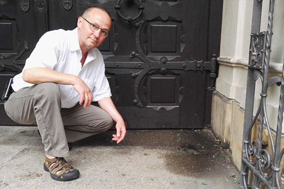 Pfarrer Eckehard Möller zeigt den angerichteten Schaden.