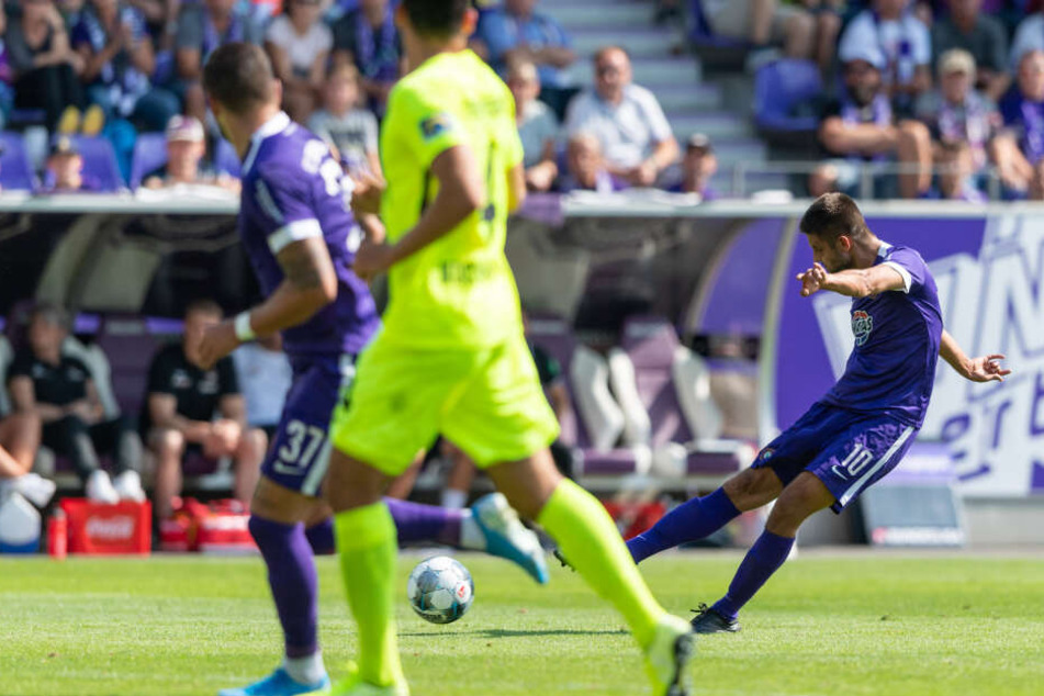 Dimitrij Nazarov hat abgezogen. Gleich schlägt der Ball wie an der Schnur gezogen zum zwischenzeitlichen 2:0 ein. "Dima" profitiert von der offensiven Variante mit drei Stürmern.