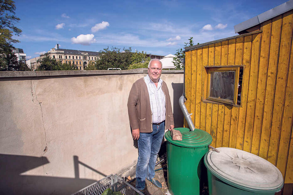 Wegen dieser Mauer sollen 12 Lauben weichen. Vorstand Kurt Neugebauer (57) hält das für Irrsinn.