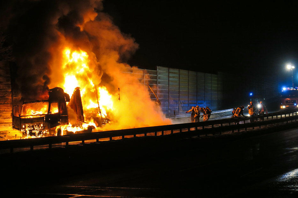 Der Lkw stand komplett in Flammen.