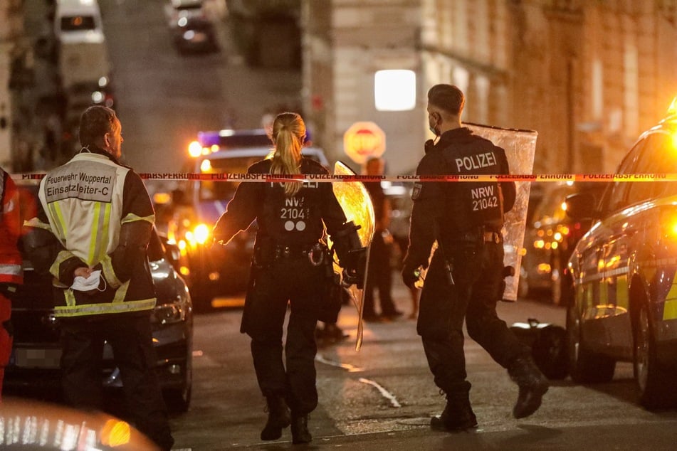 Polizei, Feuerwehr und ein Rettungswagen waren vor Ort. Der 23-Jährige wurde bei seiner Festnahme leicht verletzt.
