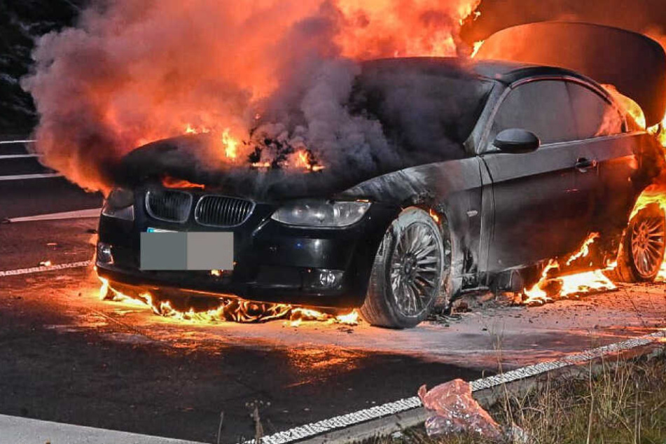 Spektakulär! BMW brennt aus, Insassen retten sich vor Feuer