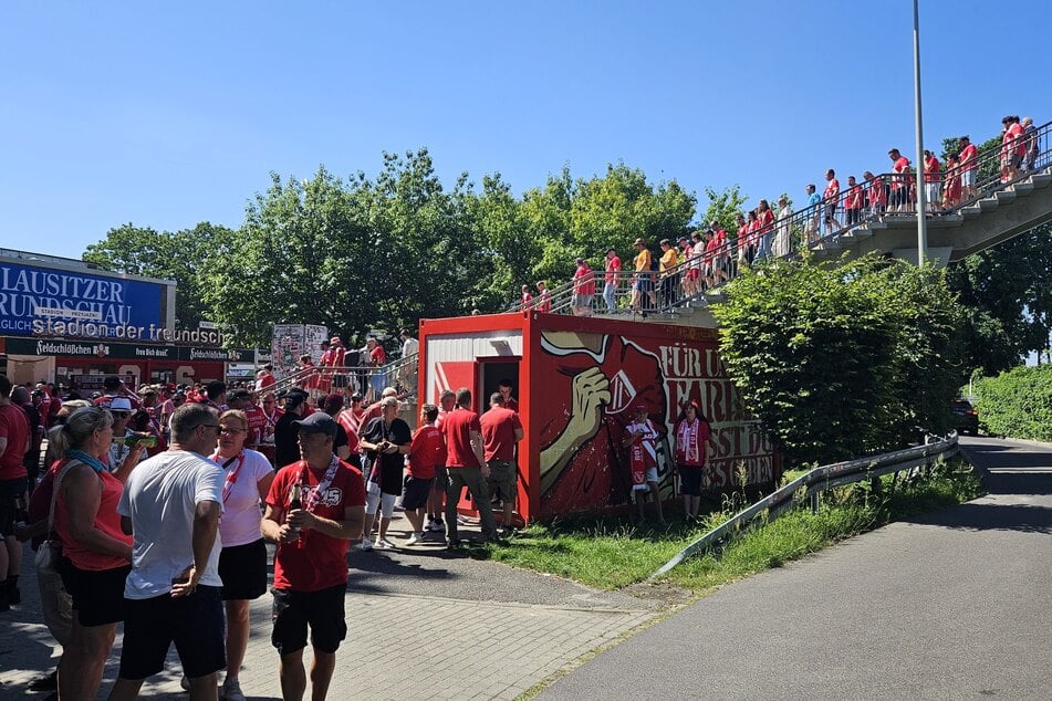Auf dem Hajo-Prinz-Platz sammeln sich die Energie-Fans.