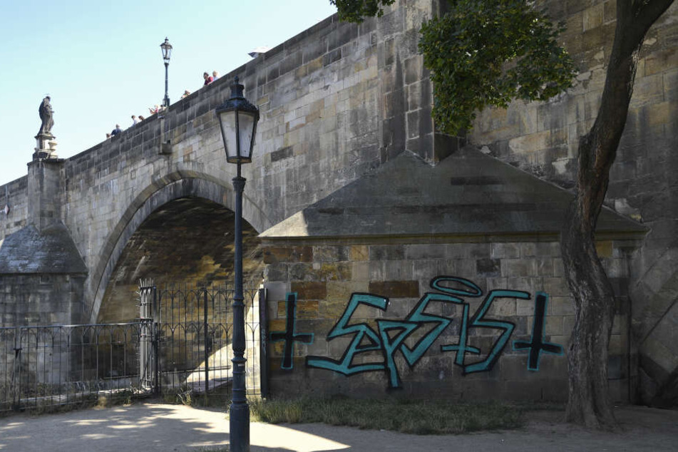 Als einen "Akt der kulturellen Barbarei" bezeichnete der deutsche Botschafter die Tat zweier Touristen.