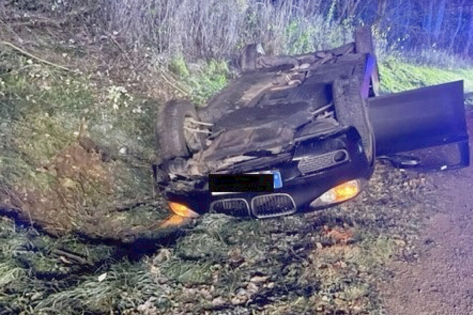 Kontrolle über BMW verloren: 25-Jähriger landet auf dem Dach