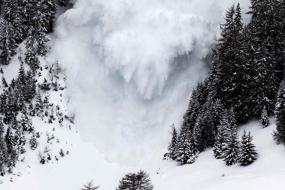In den französischen Alpen sind zwei Pistenarbeiter bei dem Versuch ums Leben gekommen, eine Lawine kontrolliert zu sprengen. (Symbolbild)