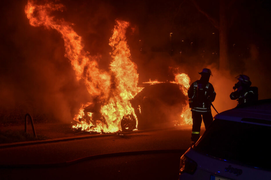 Die Feuerwehr konnte die beiden Opel nicht mehr retten.