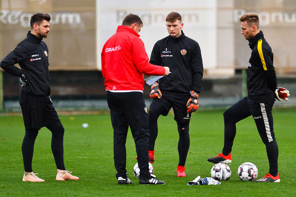 Dynamos Torwarttrainer Brano Arsenovic (2.v.l.) moderiert den Dreikampf zwischen Patrick Wiegers (l.), Markus Schubert und Tim Boss (r.).