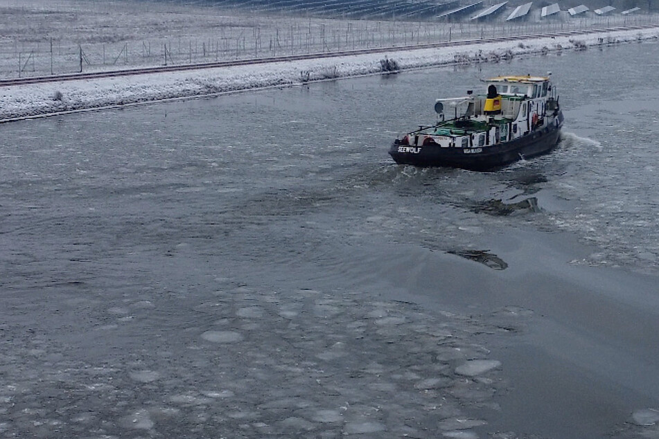 Der seit Tagen anhaltende Dauerfrost sorgt für Eis auf dem Mittellandkanal.