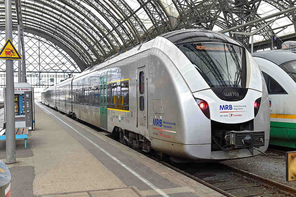 Ein Zug der Mitteldeutschen Regiobahn hält am Bahnhof. Für das Spiel der Chemnitzer in Leipzig wurde ein Extra-Halt eingerichtet, um die Tickets zu kontrollieren.