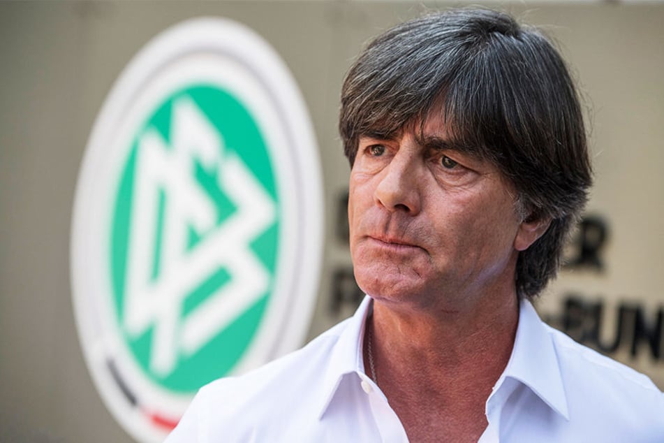 Jogi Löw hat aus dem Internet erfahren müssen, dass Mesut Özil aus der Nationalmannschaft zurücktritt.