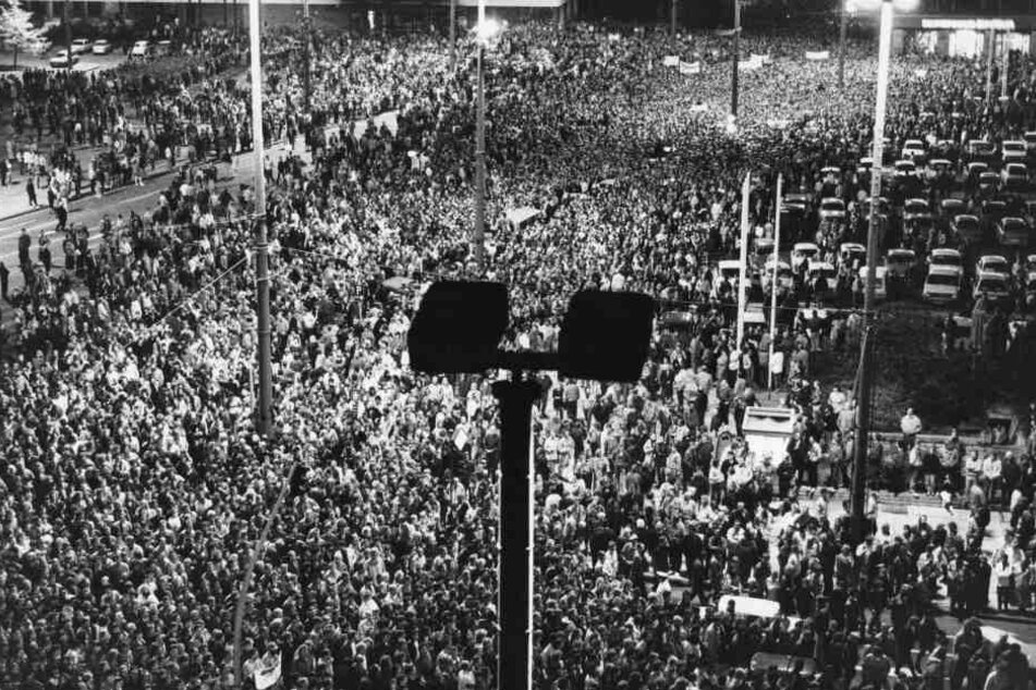 Hunderte Menschen bei einer Montagsdemonstration 1989 in Leipzig. Der MDR hat nun zahlreiche Filmdokumente aus der Wendezeit ungeschnitten online gestellt.