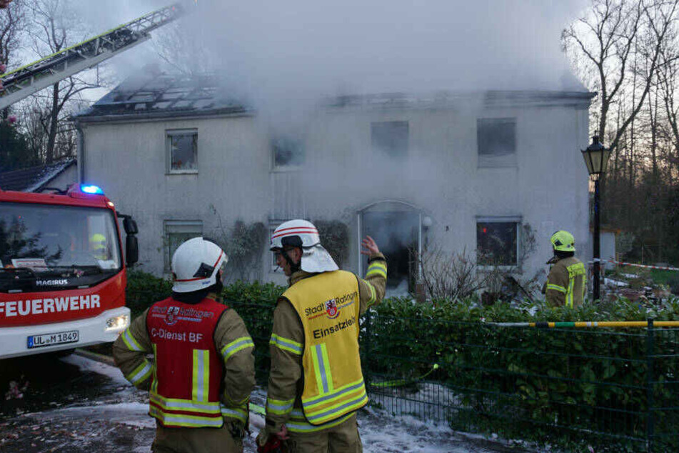 60 Einsatzkräfte waren in Ratingen bei den Lösch-Arbeiten vor Ort.