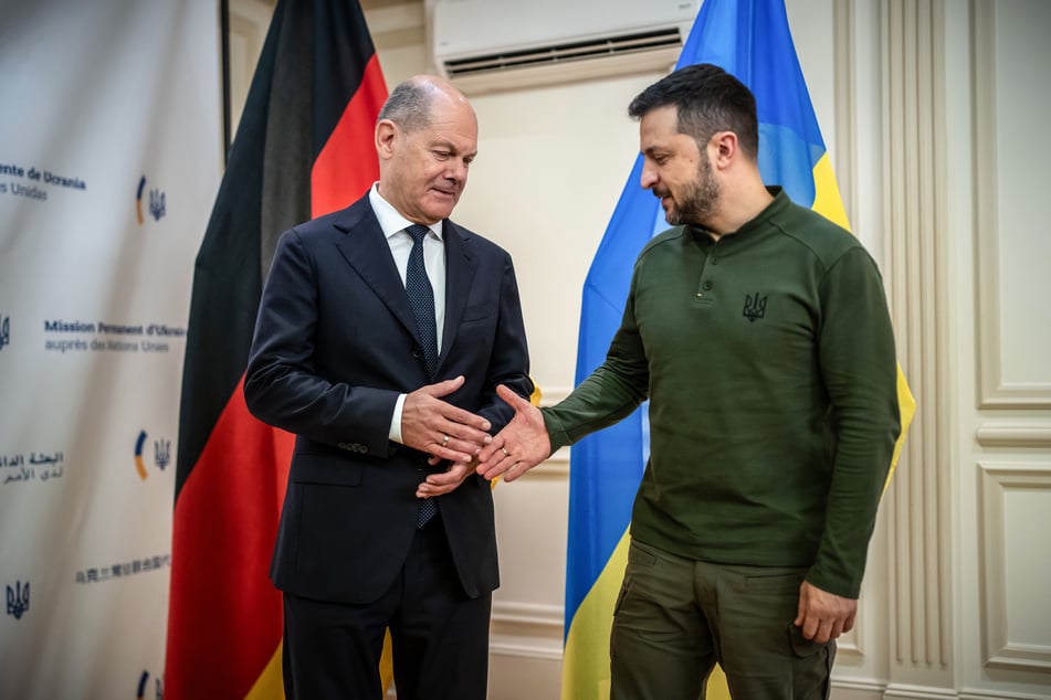 Bundeskanzler Olaf Scholz (SPD) und Wolodymyr Selenskyj (r), Präsident der Ukraine, begrüßen sich bei einem bilateralen Treffen vor Beginn der 79. Generaldebatte der UN-Vollversammlung.