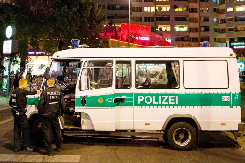 Polizisten am Kottbusser Tor, einem der Kriminalitätsschwerpunkte in Berlin.