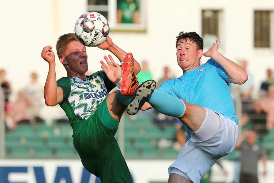 Der eingewechselte Max Keßler und Yannis Becker kämpfen weit über dem Rasen um den Ball.