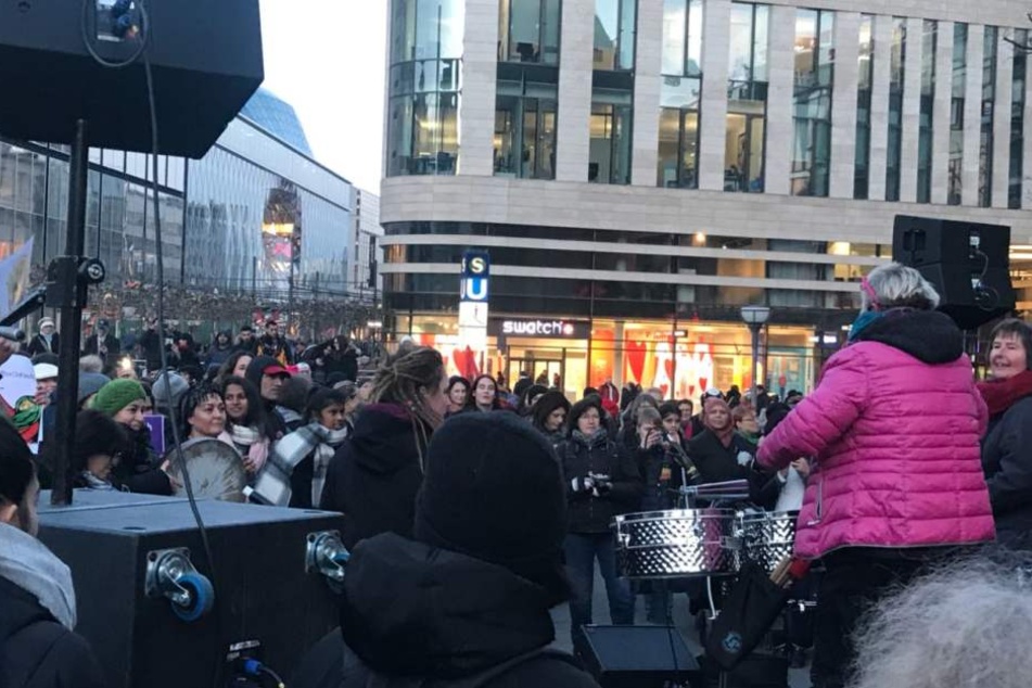 Auf der Bühne animierten auch Trommler die Menschentraube.