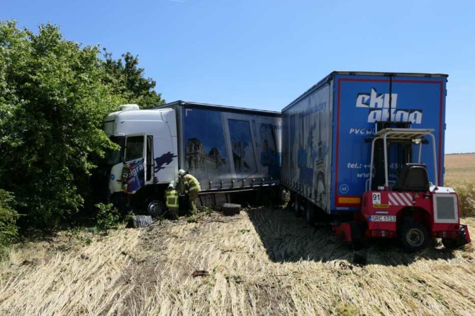 Auf der A14 ist ein Lkw von der Fahrbahn gerauscht und auf einem angrenzenden Feld gelandet.