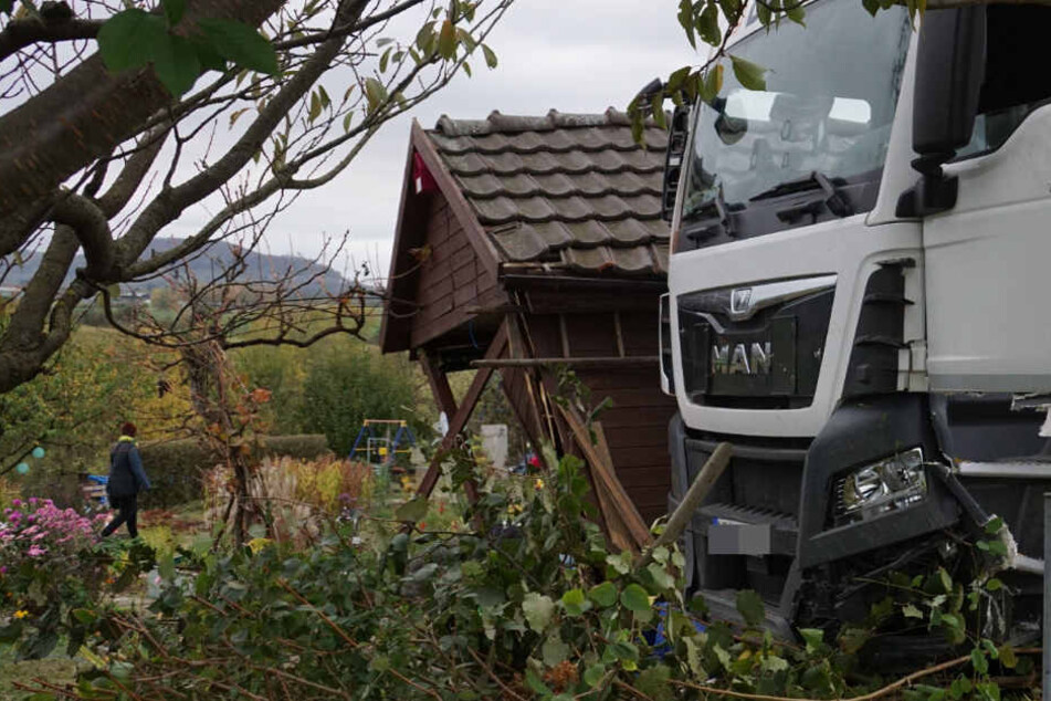 Der Fahrer kam wohl wegen eines medizinischen Notfalls von der Fahrbahn ab.